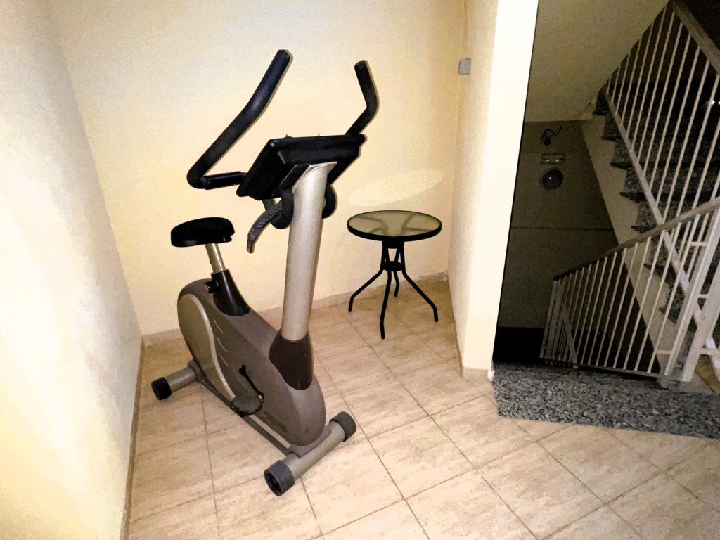 GERÄUMIGE WOHNUNG MIT GARAGE UND POOL IN DER NÄHE DER INNENSTADT VON SAN MIGUEL DE SALINAS