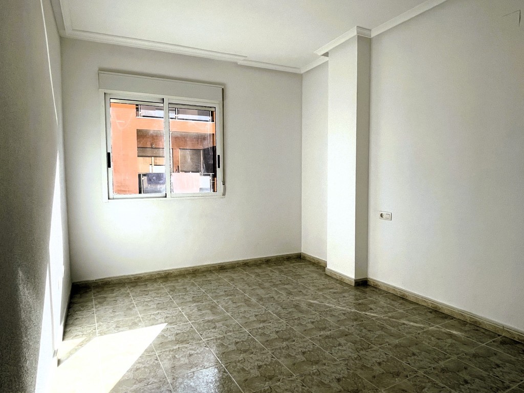 GERÄUMIGE WOHNUNG MIT GARAGE UND POOL IN DER NÄHE DER INNENSTADT VON SAN MIGUEL DE SALINAS
