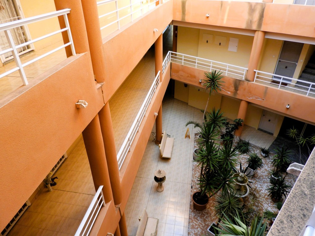 GERÄUMIGE WOHNUNG MIT GARAGE UND POOL IN DER NÄHE DER INNENSTADT VON SAN MIGUEL DE SALINAS