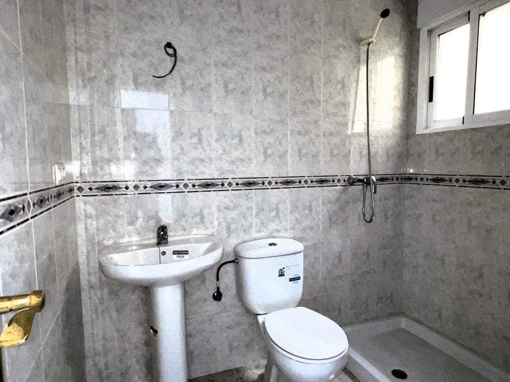 GERÄUMIGE WOHNUNG MIT GARAGE UND POOL IN DER NÄHE DER INNENSTADT VON SAN MIGUEL DE SALINAS