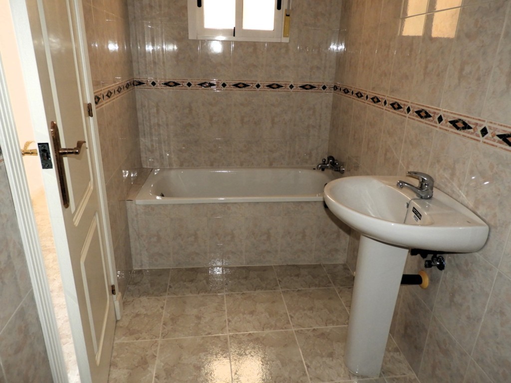 GERÄUMIGE WOHNUNG MIT GARAGE UND POOL IN DER NÄHE DER INNENSTADT VON SAN MIGUEL DE SALINAS