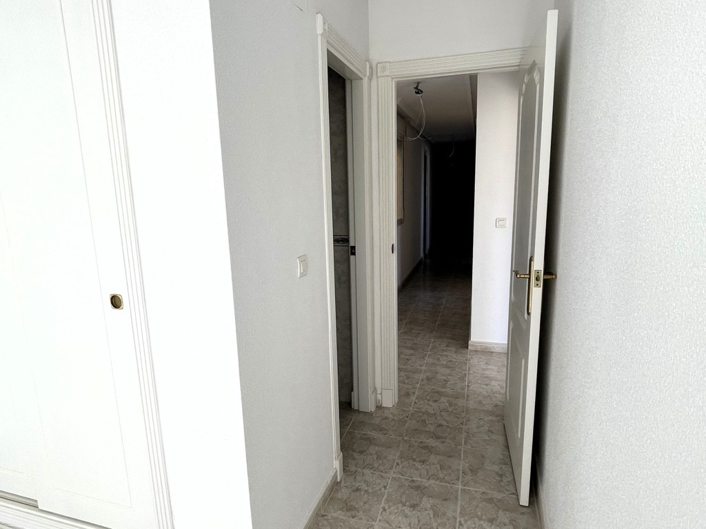 GERÄUMIGE WOHNUNG MIT GARAGE UND POOL IN DER NÄHE DER INNENSTADT VON SAN MIGUEL DE SALINAS
