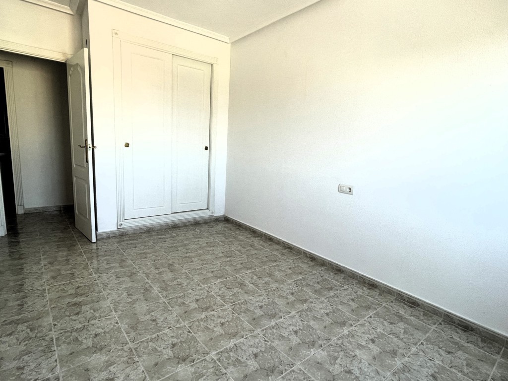 GERÄUMIGE WOHNUNG MIT GARAGE UND POOL IN DER NÄHE DER INNENSTADT VON SAN MIGUEL DE SALINAS