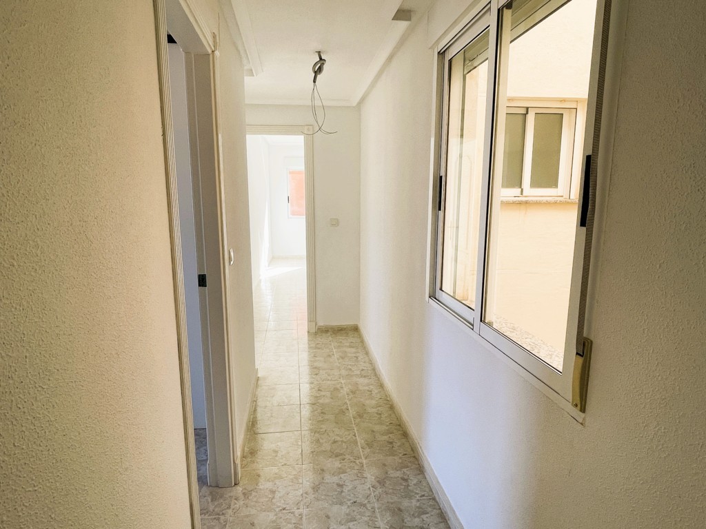 GERÄUMIGE WOHNUNG MIT GARAGE UND POOL IN DER NÄHE DER INNENSTADT VON SAN MIGUEL DE SALINAS