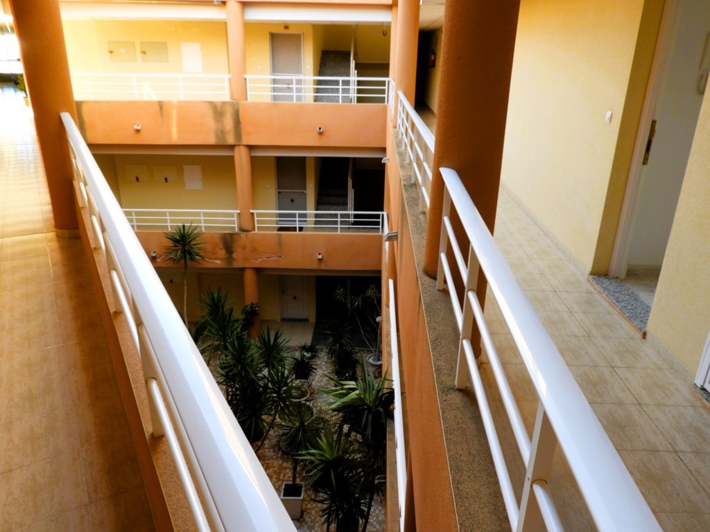 GERÄUMIGE WOHNUNG MIT GARAGE UND POOL IN DER NÄHE DER INNENSTADT VON SAN MIGUEL DE SALINAS