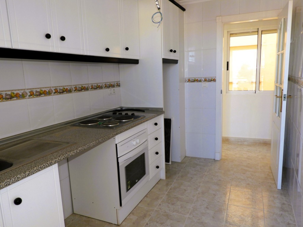 GERÄUMIGE WOHNUNG MIT GARAGE UND POOL IN DER NÄHE DER INNENSTADT VON SAN MIGUEL DE SALINAS
