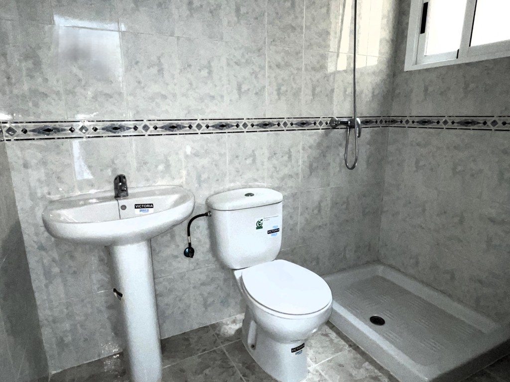 GERÄUMIGE WOHNUNG MIT GARAGE UND POOL IN DER NÄHE DER INNENSTADT VON SAN MIGUEL DE SALINAS