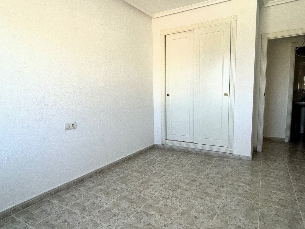 GERÄUMIGE WOHNUNG MIT GARAGE UND POOL IN DER NÄHE DER INNENSTADT VON SAN MIGUEL DE SALINAS