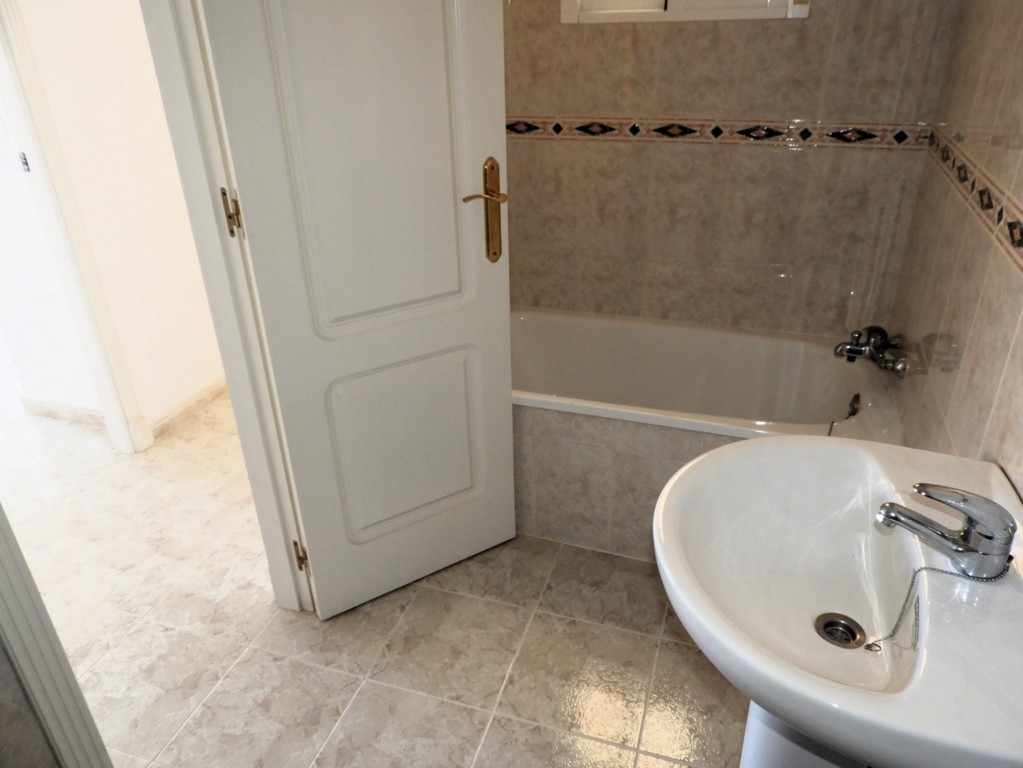 GERÄUMIGE WOHNUNG MIT GARAGE UND POOL IN DER NÄHE DER INNENSTADT VON SAN MIGUEL DE SALINAS