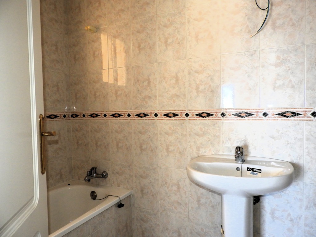 GERÄUMIGE WOHNUNG MIT GARAGE UND POOL IN DER NÄHE DER INNENSTADT VON SAN MIGUEL DE SALINAS