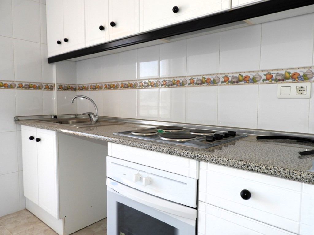 GERÄUMIGE WOHNUNG MIT GARAGE UND POOL IN DER NÄHE DER INNENSTADT VON SAN MIGUEL DE SALINAS