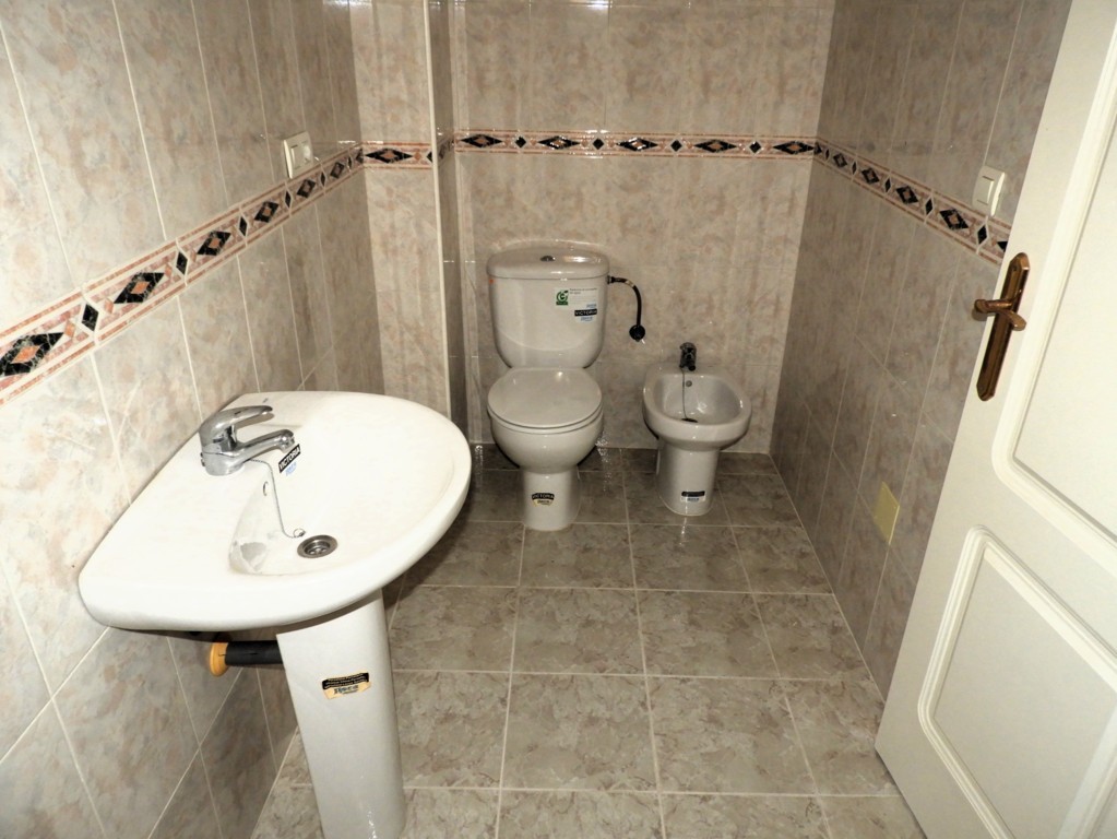 GERÄUMIGE WOHNUNG MIT GARAGE UND POOL IN DER NÄHE DER INNENSTADT VON SAN MIGUEL DE SALINAS