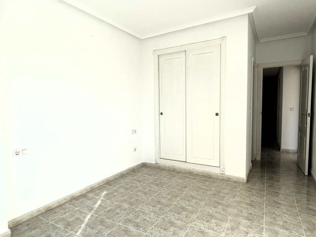 GERÄUMIGE WOHNUNG MIT GARAGE UND POOL IN DER NÄHE DER INNENSTADT VON SAN MIGUEL DE SALINAS