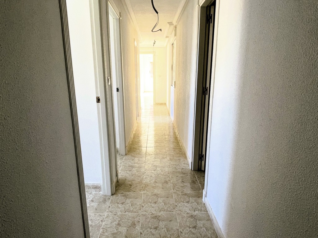 GERÄUMIGE WOHNUNG MIT GARAGE UND POOL IN DER NÄHE DER INNENSTADT VON SAN MIGUEL DE SALINAS