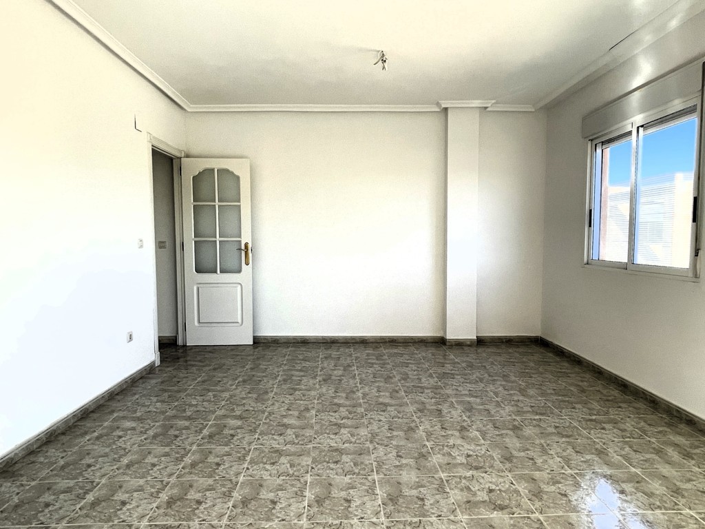 GERÄUMIGE WOHNUNG MIT GARAGE UND POOL IN DER NÄHE DER INNENSTADT VON SAN MIGUEL DE SALINAS