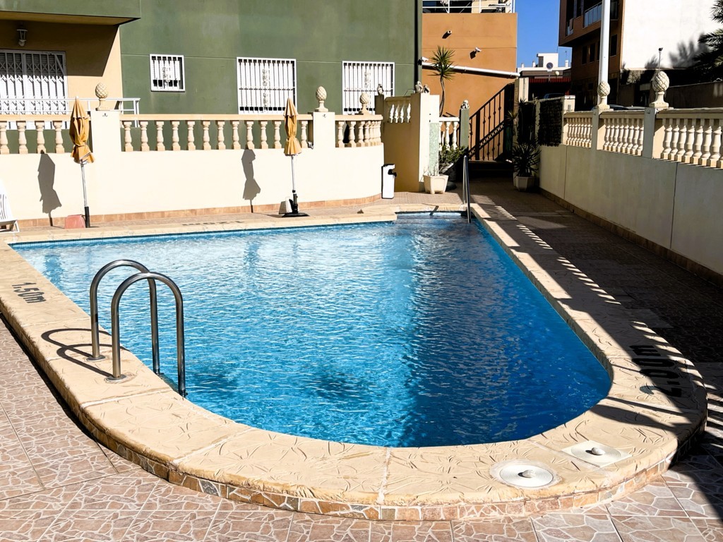 GERÄUMIGE WOHNUNG MIT GARAGE UND POOL IN DER NÄHE DER INNENSTADT VON SAN MIGUEL DE SALINAS