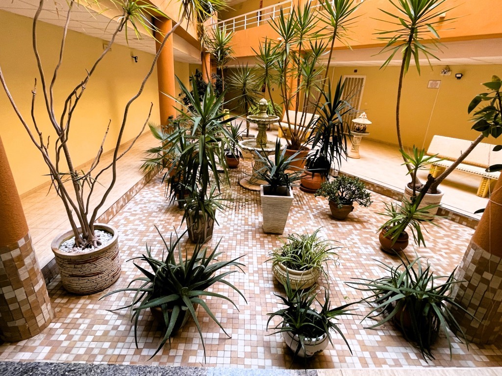 GERÄUMIGE WOHNUNG MIT GARAGE UND POOL IN DER NÄHE DER INNENSTADT VON SAN MIGUEL DE SALINAS