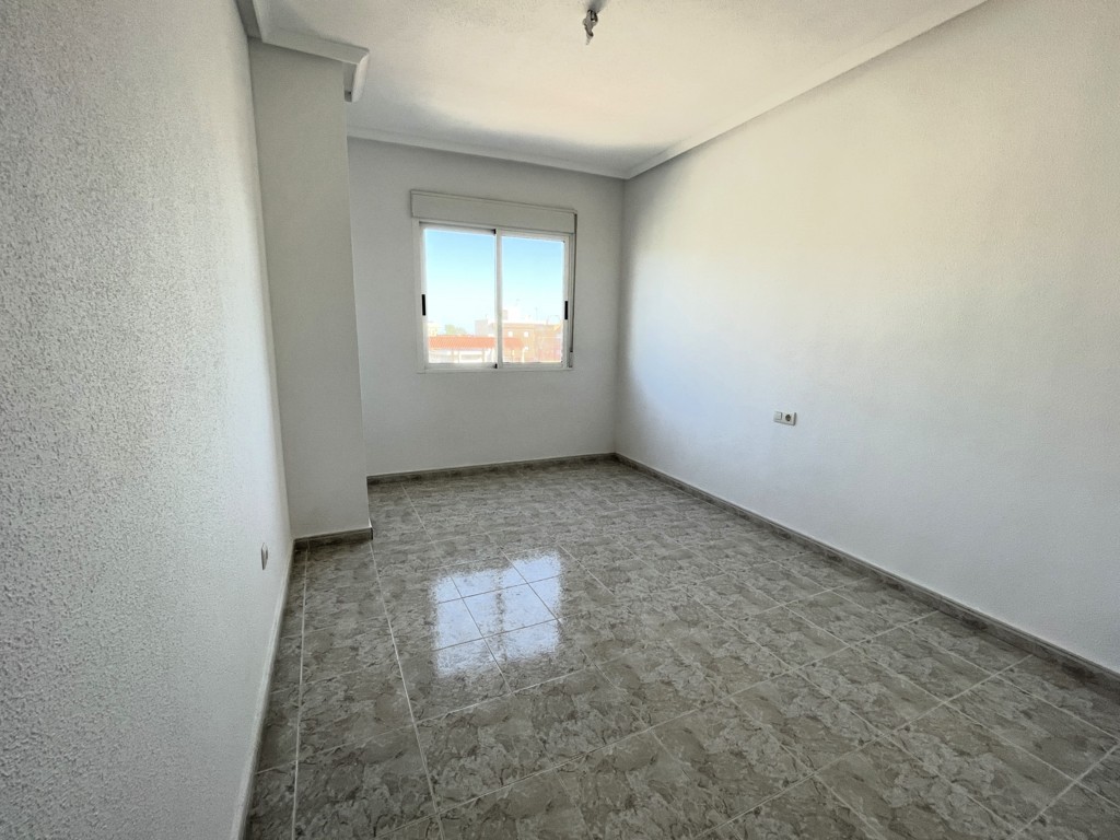 GERÄUMIGE WOHNUNG MIT GARAGE UND POOL IN DER NÄHE DER INNENSTADT VON SAN MIGUEL DE SALINAS