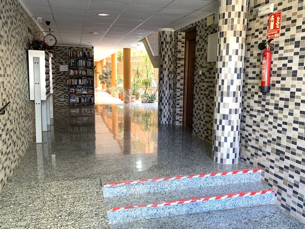 GERÄUMIGE WOHNUNG MIT GARAGE UND POOL IN DER NÄHE DER INNENSTADT VON SAN MIGUEL DE SALINAS