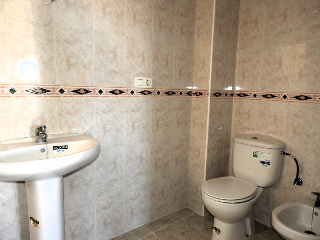 GERÄUMIGE WOHNUNG MIT GARAGE UND POOL IN DER NÄHE DER INNENSTADT VON SAN MIGUEL DE SALINAS