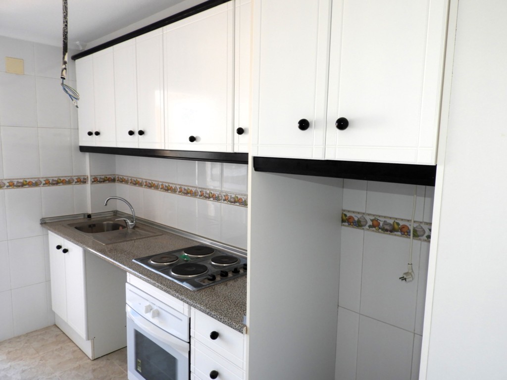 GERÄUMIGE WOHNUNG MIT GARAGE UND POOL IN DER NÄHE DER INNENSTADT VON SAN MIGUEL DE SALINAS