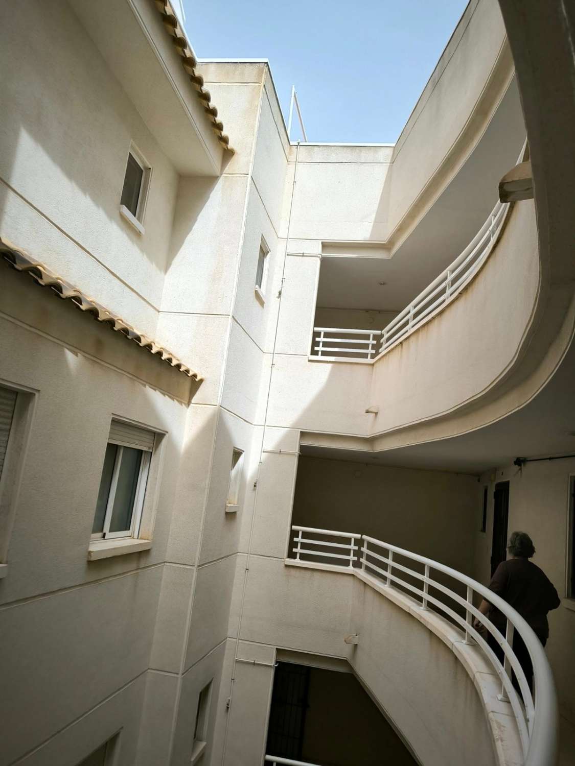 APARTAMENTO CÉNTRICO CON GARAJE, PISCINA Y TRASTERO EN TORREVIEJA