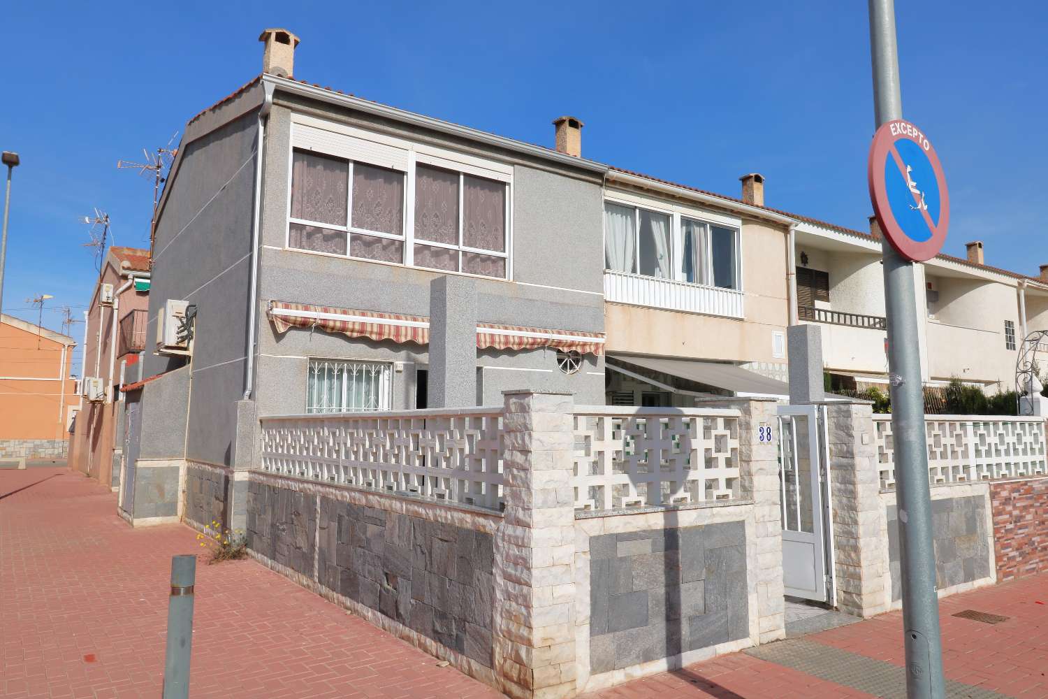 CORNER TOWNHOUSE 150 METERS FROM THE BEACH IN ACEQUIÓN – TORREVIEJA