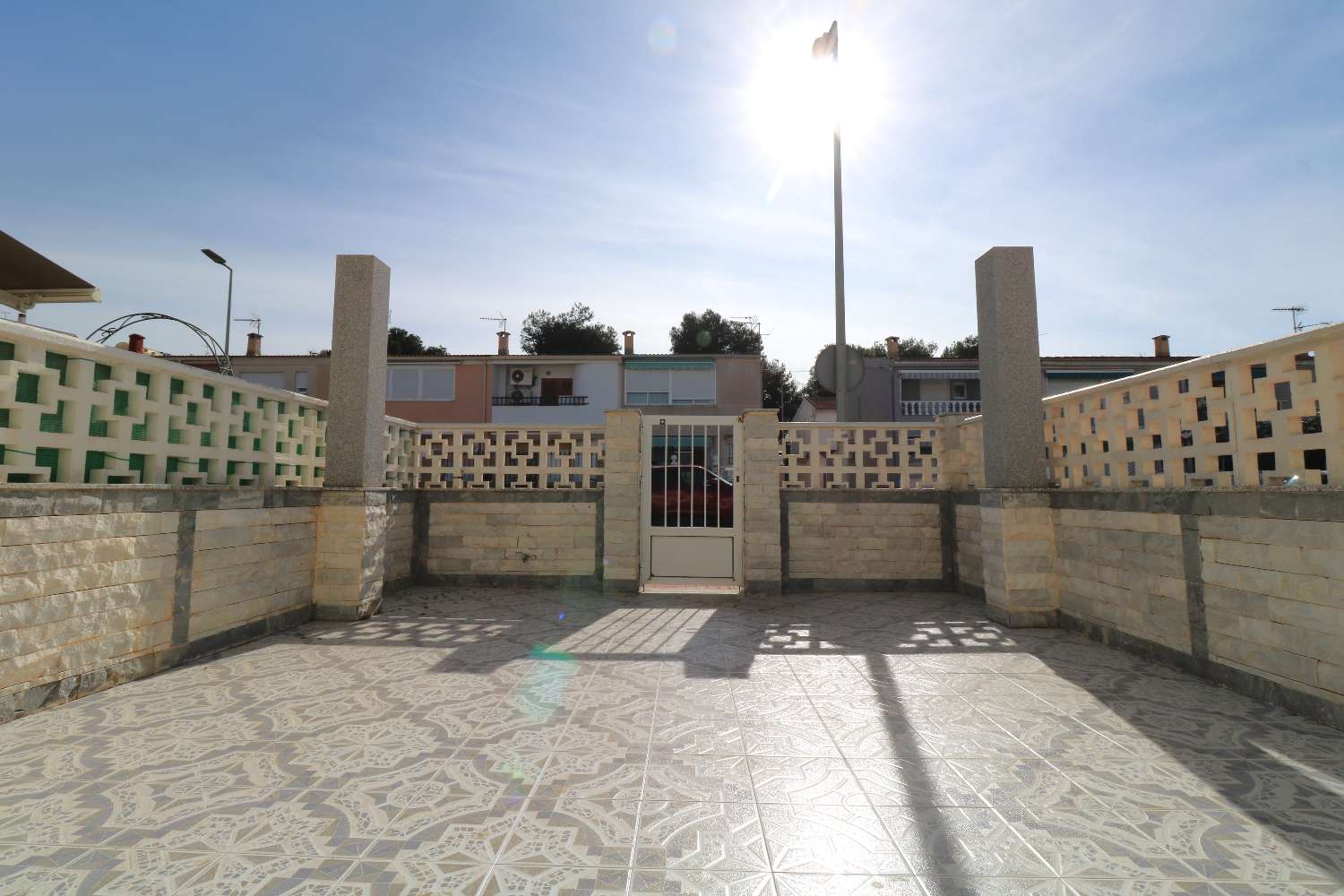 CORNER TOWNHOUSE 150 METERS FROM THE BEACH IN ACEQUIÓN – TORREVIEJA