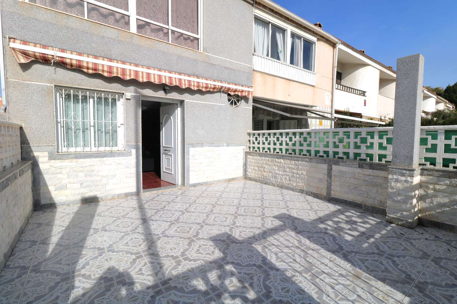 CORNER TOWNHOUSE 150 METERS FROM THE BEACH IN ACEQUIÓN – TORREVIEJA