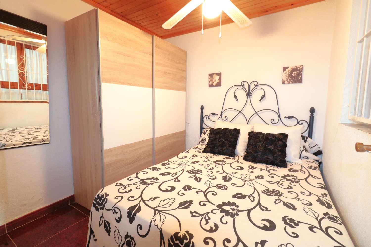 CORNER TOWNHOUSE 150 METERS FROM THE BEACH IN ACEQUIÓN – TORREVIEJA