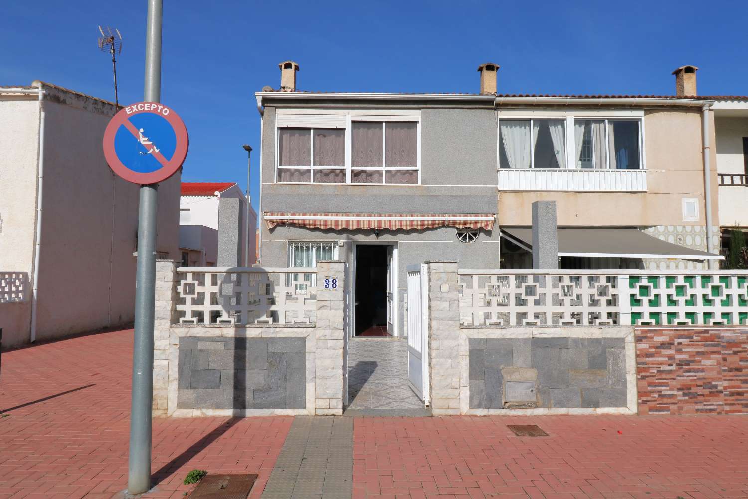 CORNER TOWNHOUSE 150 METERS FROM THE BEACH IN ACEQUIÓN – TORREVIEJA