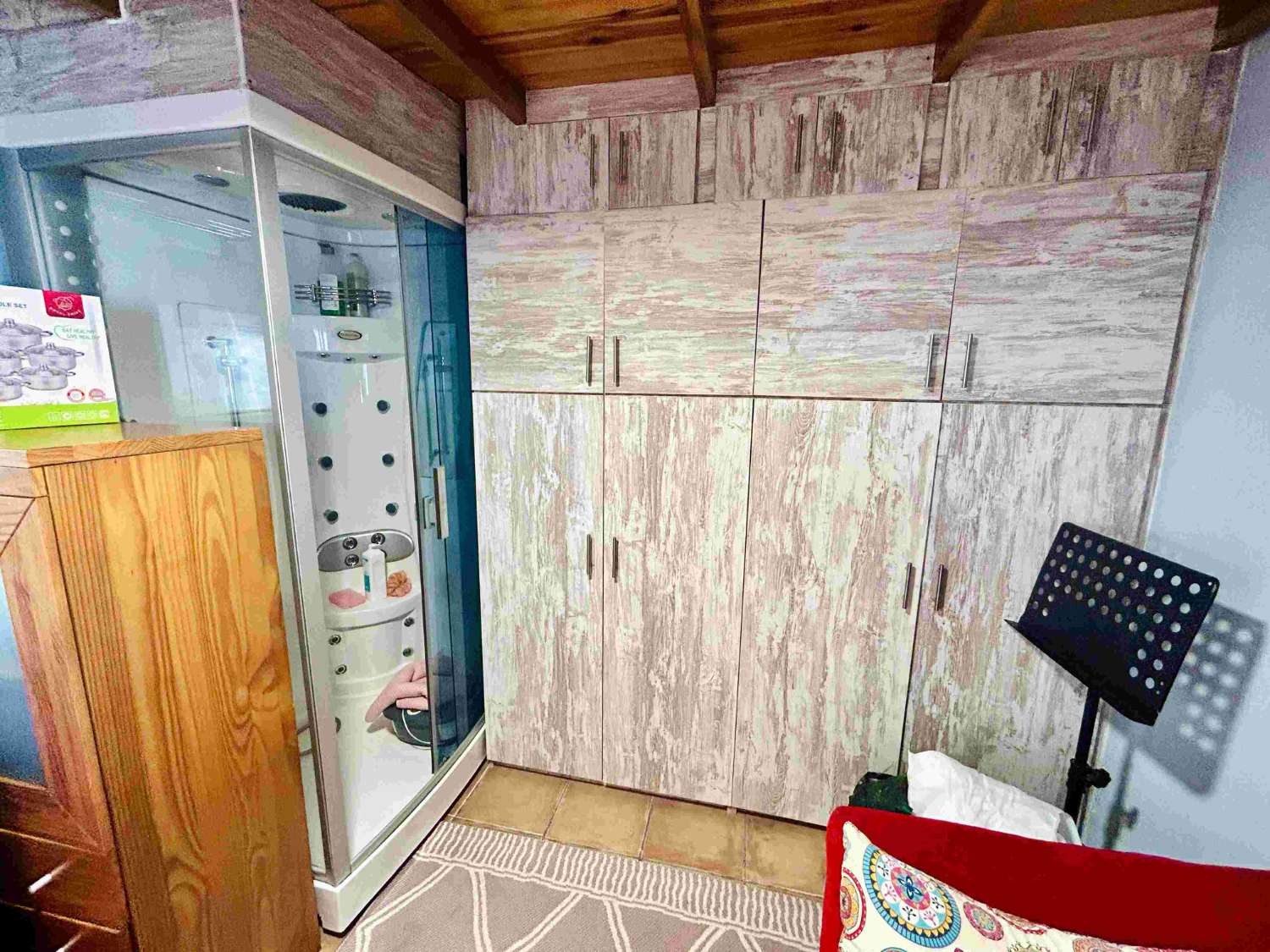 SPECTACULAR CORNER TOWNHOUSE WITH EVERYTHING YOU DREAM OF, STEPS FROM THE SEA