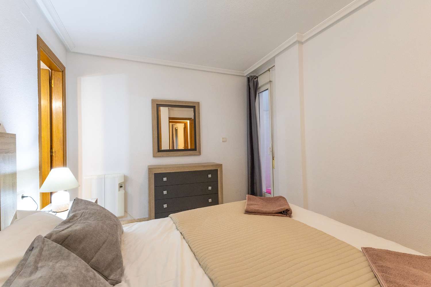 AMPLIO APARTAMENTO DE 3 HABITACIONES EN TORREVIEJA CON ASCENSOR Y AIRE ACONDICIONADO