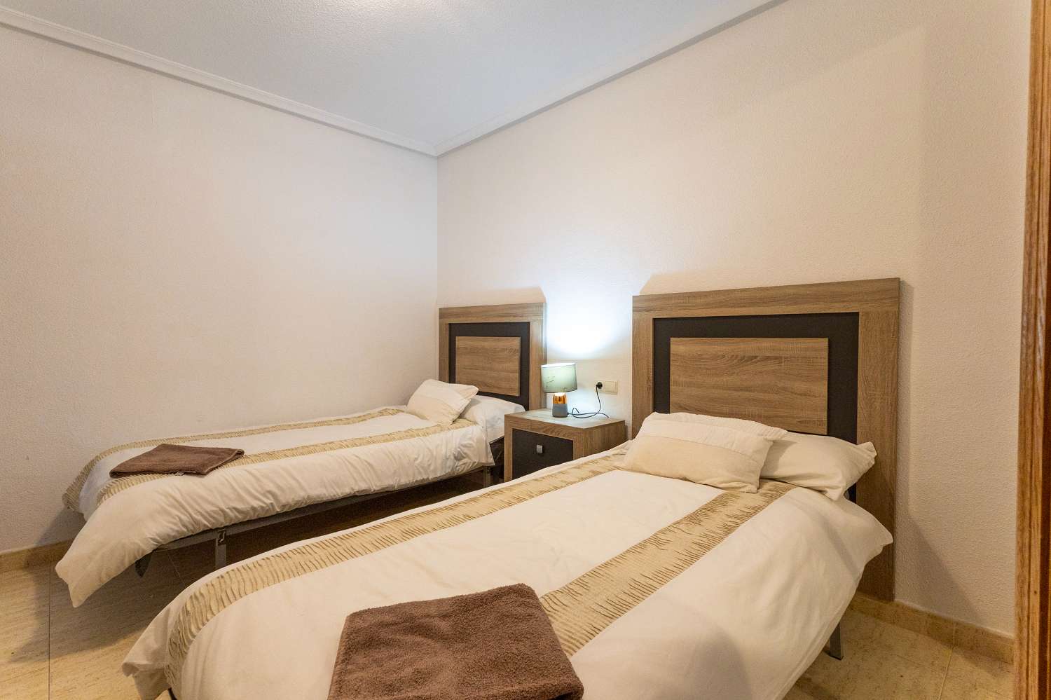 AMPLIO APARTAMENTO DE 3 HABITACIONES EN TORREVIEJA CON ASCENSOR Y AIRE ACONDICIONADO