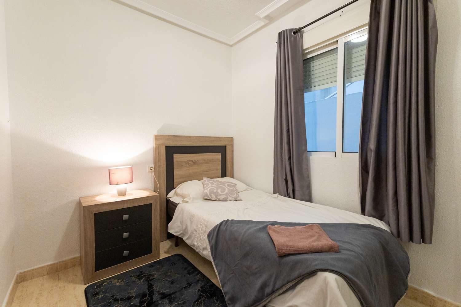 AMPLIO APARTAMENTO DE 3 HABITACIONES EN TORREVIEJA CON ASCENSOR Y AIRE ACONDICIONADO