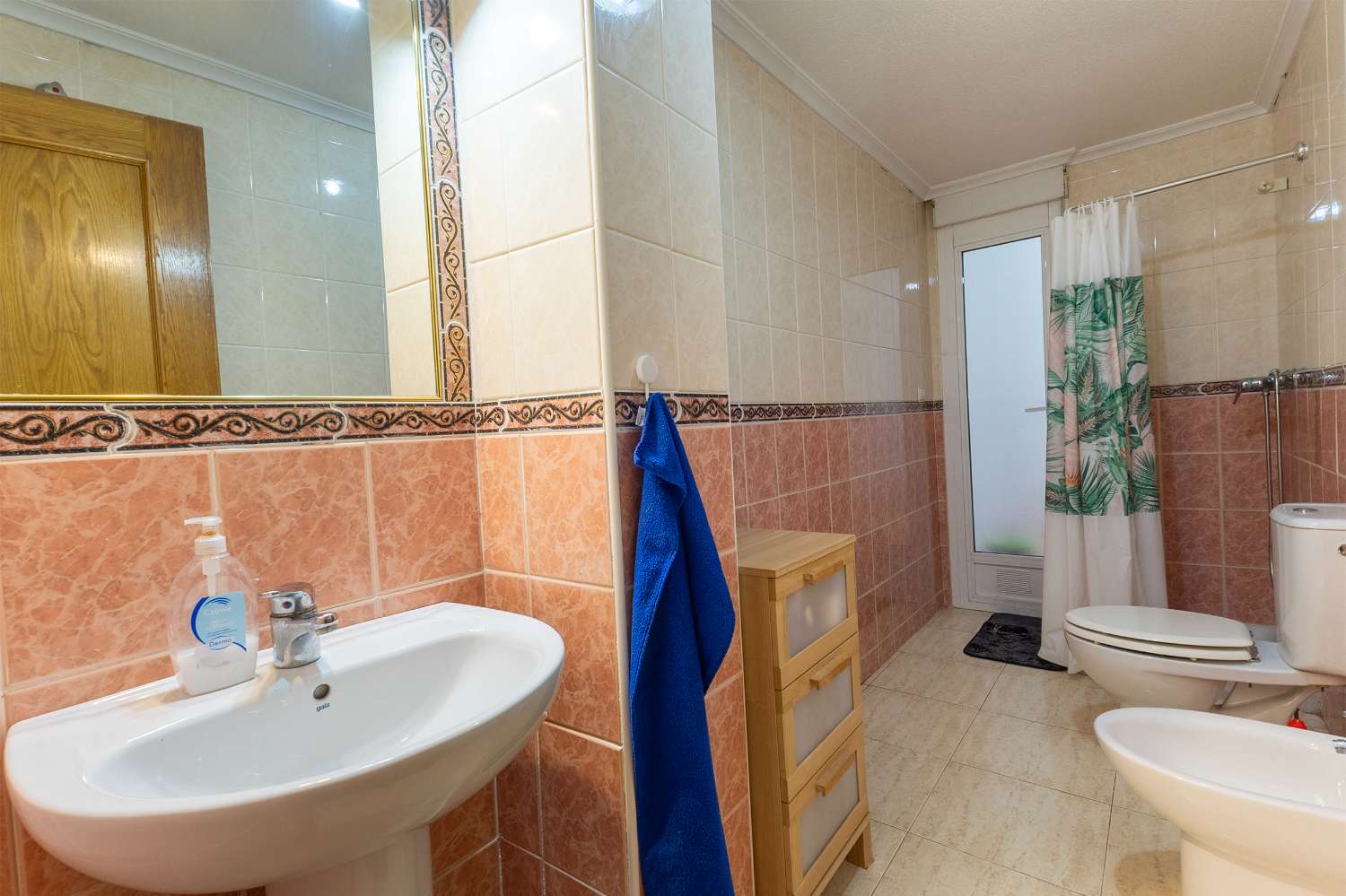 AMPLIO APARTAMENTO DE 3 HABITACIONES EN TORREVIEJA CON ASCENSOR Y AIRE ACONDICIONADO