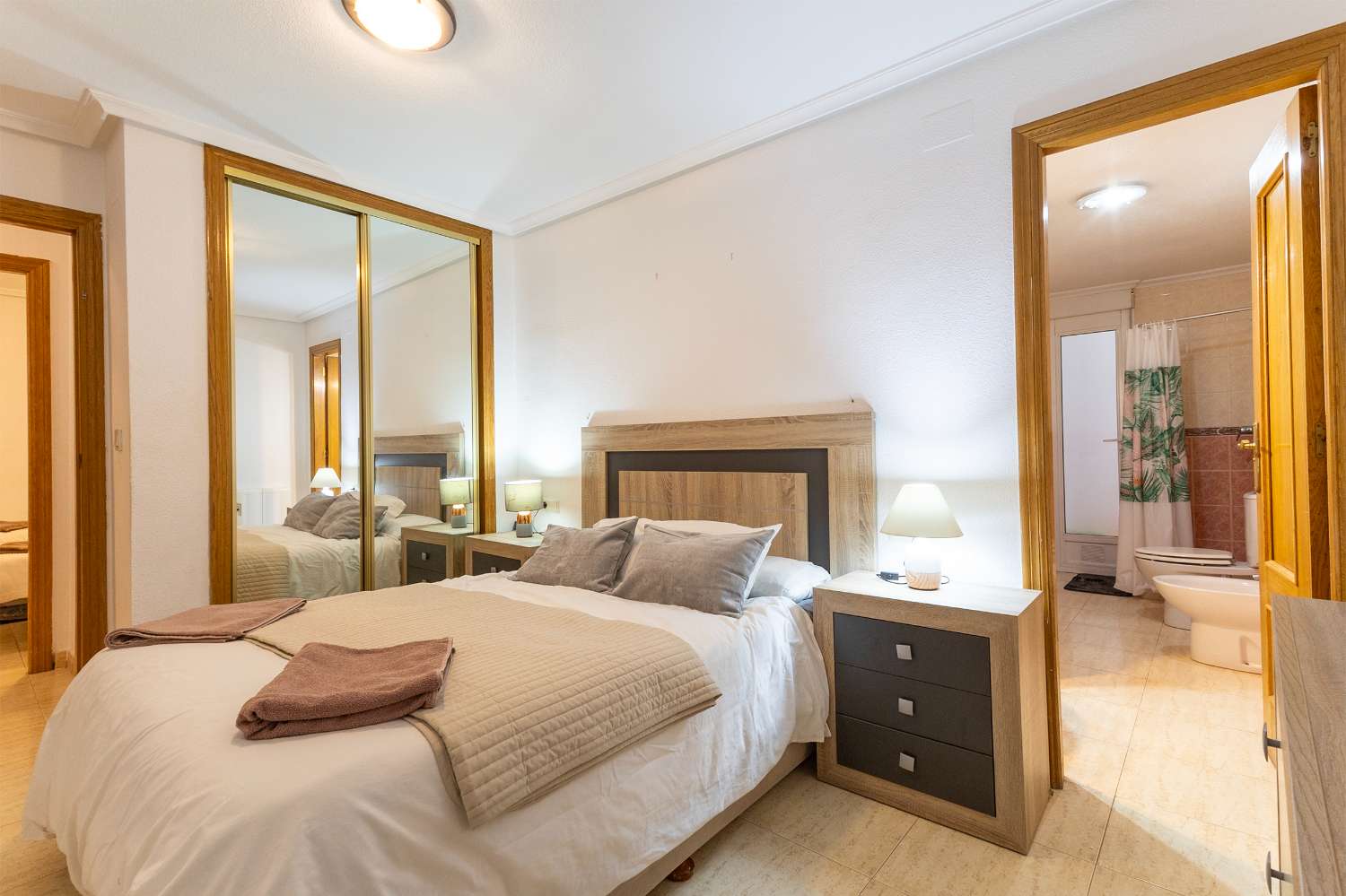 AMPLIO APARTAMENTO DE 3 HABITACIONES EN TORREVIEJA CON ASCENSOR Y AIRE ACONDICIONADO