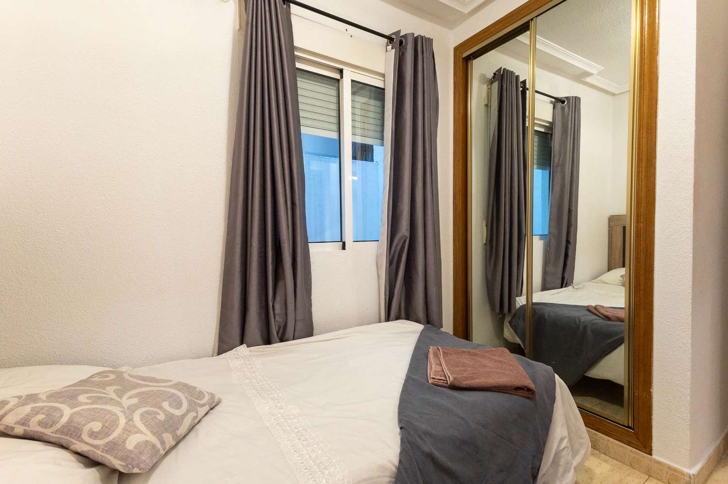 AMPLIO APARTAMENTO DE 3 HABITACIONES EN TORREVIEJA CON ASCENSOR Y AIRE ACONDICIONADO
