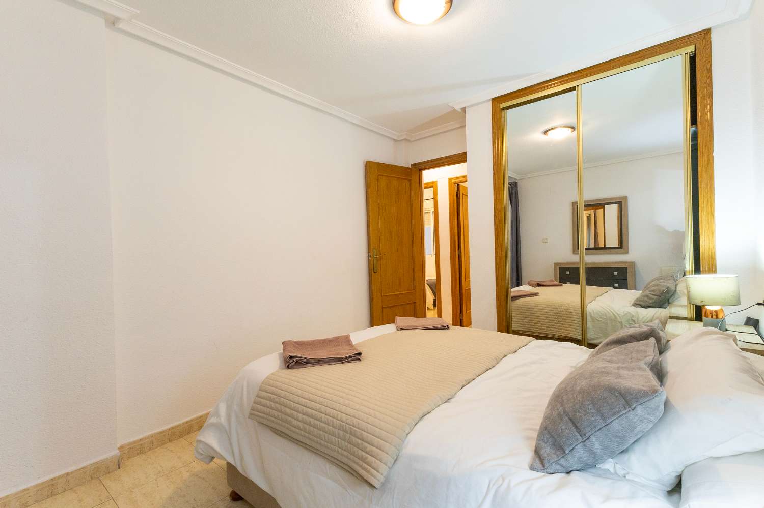 AMPLIO APARTAMENTO DE 3 HABITACIONES EN TORREVIEJA CON ASCENSOR Y AIRE ACONDICIONADO