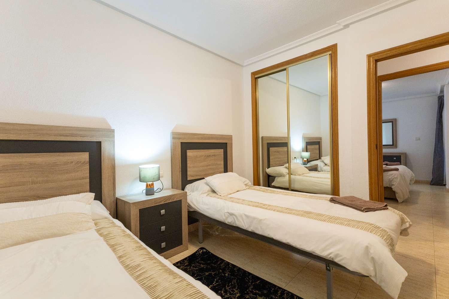 AMPLIO APARTAMENTO DE 3 HABITACIONES EN TORREVIEJA CON ASCENSOR Y AIRE ACONDICIONADO