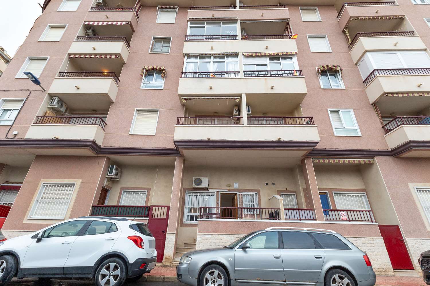 AMPLIO APARTAMENTO DE 3 HABITACIONES EN TORREVIEJA CON ASCENSOR Y AIRE ACONDICIONADO