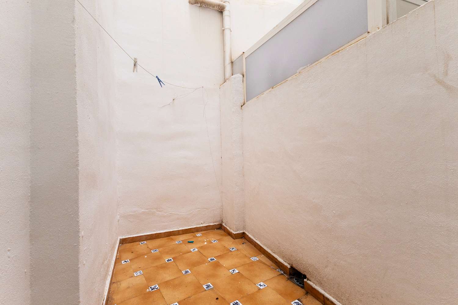 AMPLIO APARTAMENTO DE 3 HABITACIONES EN TORREVIEJA CON ASCENSOR Y AIRE ACONDICIONADO