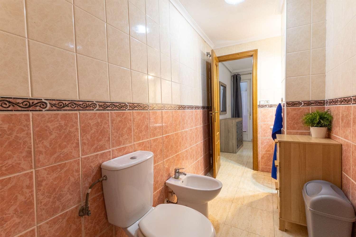 AMPLIO APARTAMENTO DE 3 HABITACIONES EN TORREVIEJA CON ASCENSOR Y AIRE ACONDICIONADO