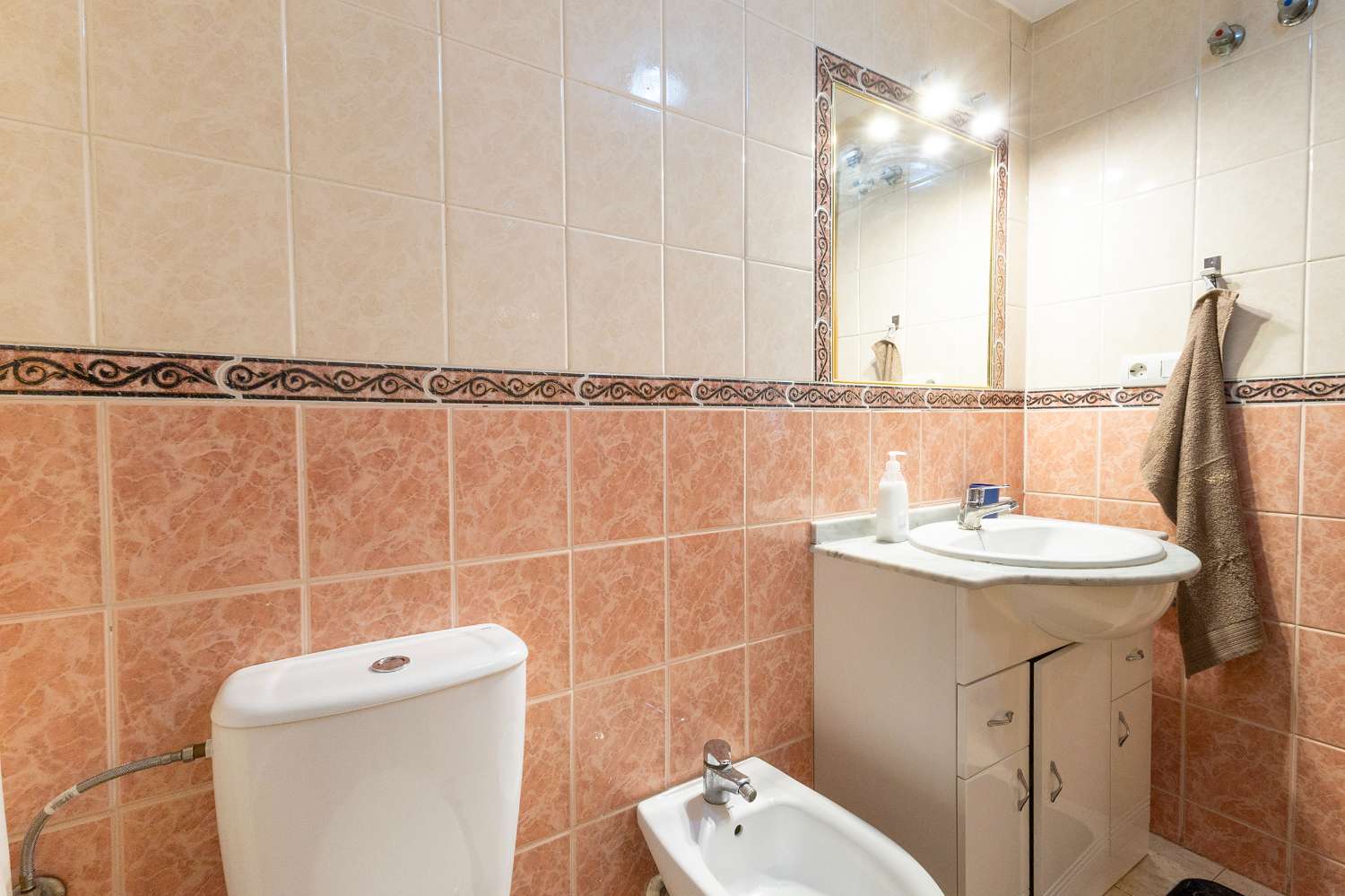 AMPLIO APARTAMENTO DE 3 HABITACIONES EN TORREVIEJA CON ASCENSOR Y AIRE ACONDICIONADO