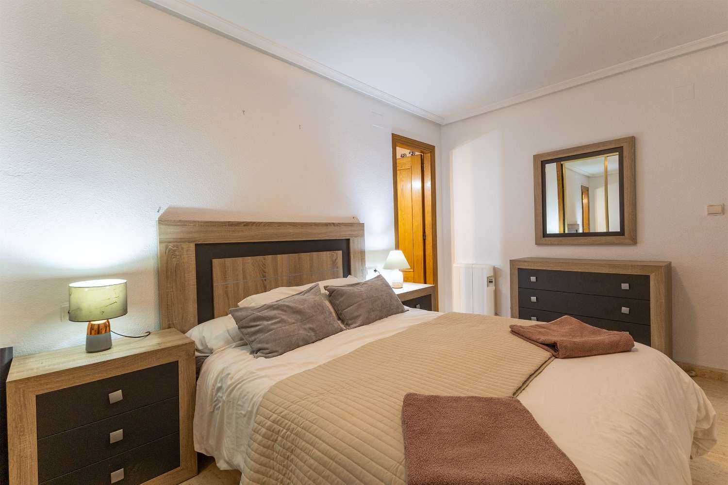 AMPLIO APARTAMENTO DE 3 HABITACIONES EN TORREVIEJA CON ASCENSOR Y AIRE ACONDICIONADO