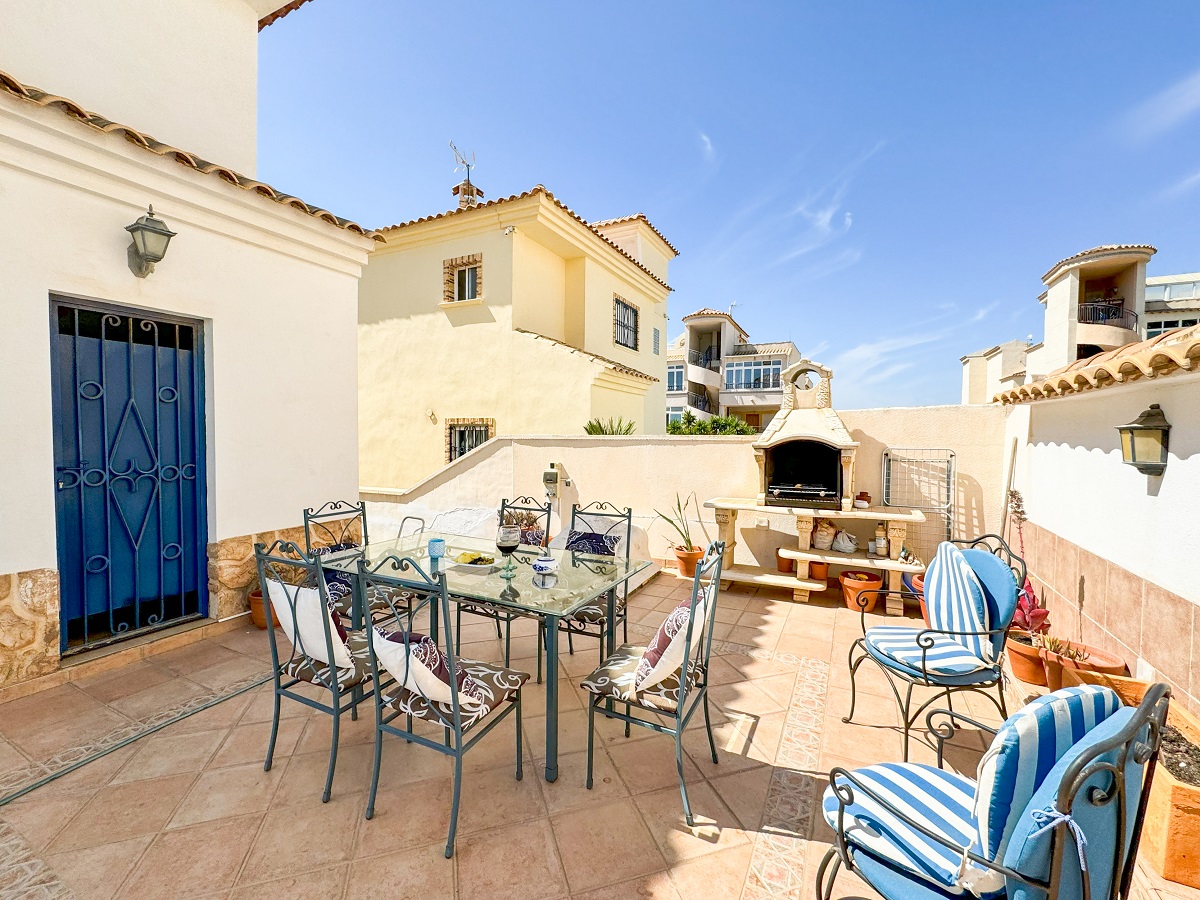 SPECTACULAR VILLA WITH PRIVATE POOL IN PUNTA PRIMA – COMFORT, SPACE AND EXCEPTIONAL LOCATION ON THE COSTA BLANCA