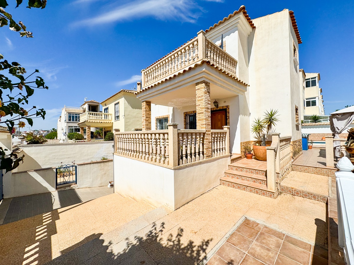 SPECTACULAR VILLA WITH PRIVATE POOL IN PUNTA PRIMA – COMFORT, SPACE AND EXCEPTIONAL LOCATION ON THE COSTA BLANCA