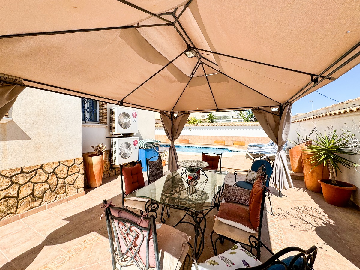 SPECTACULAR VILLA WITH PRIVATE POOL IN PUNTA PRIMA – COMFORT, SPACE AND EXCEPTIONAL LOCATION ON THE COSTA BLANCA