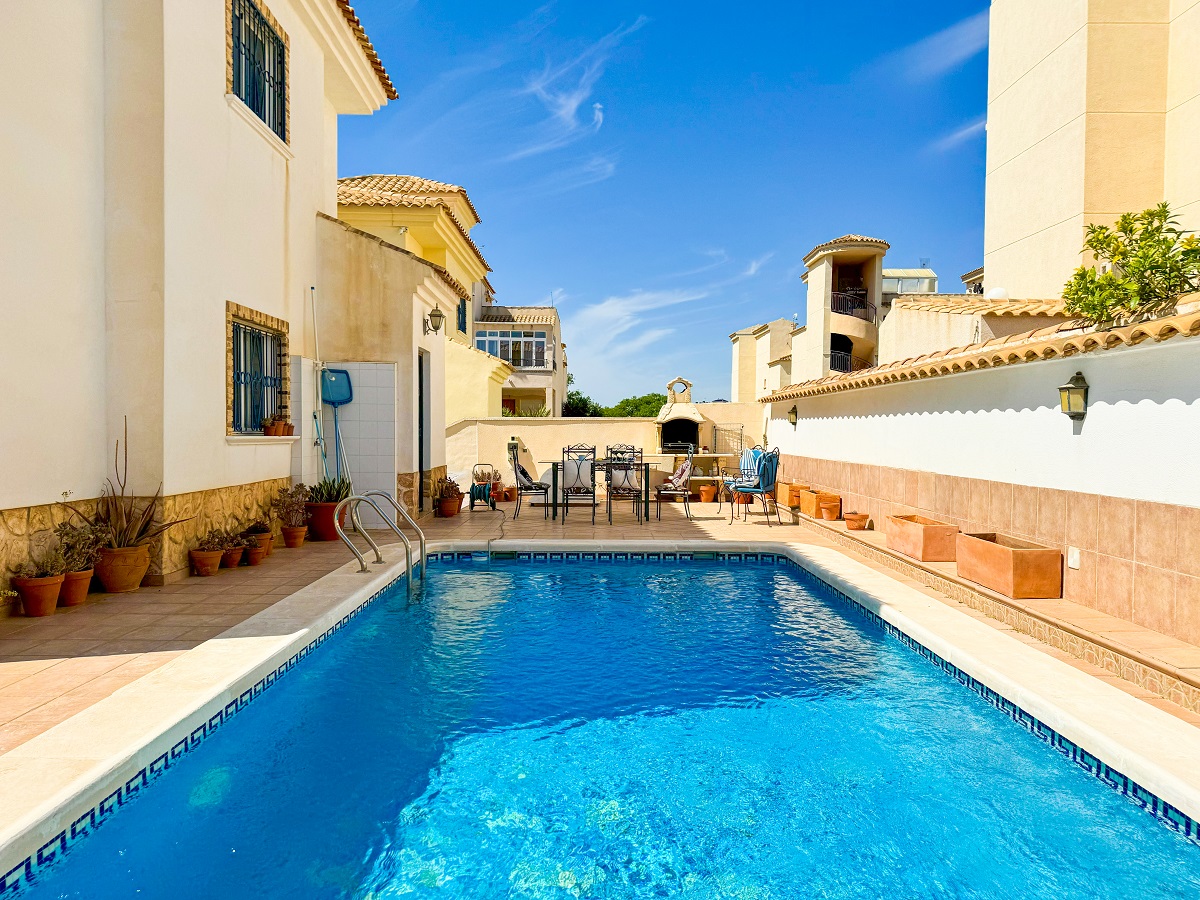 SPECTACULAR VILLA WITH PRIVATE POOL IN PUNTA PRIMA – COMFORT, SPACE AND EXCEPTIONAL LOCATION ON THE COSTA BLANCA