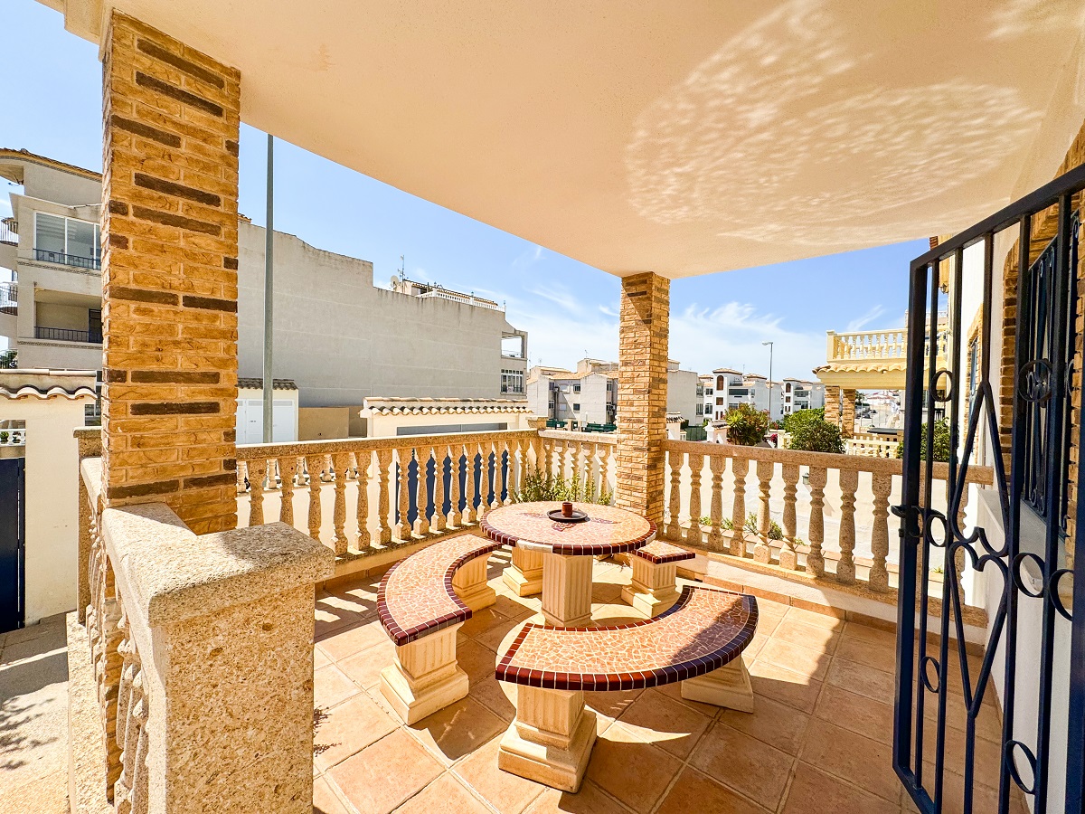 SPECTACULAR VILLA WITH PRIVATE POOL IN PUNTA PRIMA – COMFORT, SPACE AND EXCEPTIONAL LOCATION ON THE COSTA BLANCA